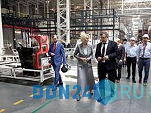Виктории Абрамченко показали роботов на тракторном заводе