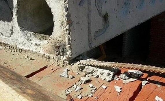 В Барнауле на ребенка упала строительная плита