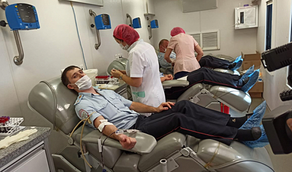 В Воронеже инспекторы ГИБДД стали донорами и сдали 10 литров крови