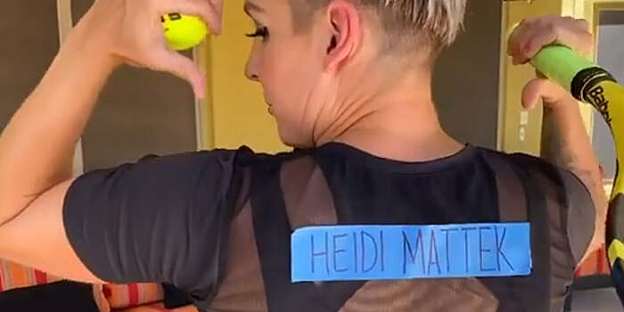 Маттек-Сэндс запустила челлендж «Настоящие герои»: нужно, набивая мяч, снять толстовку и показать имя врача