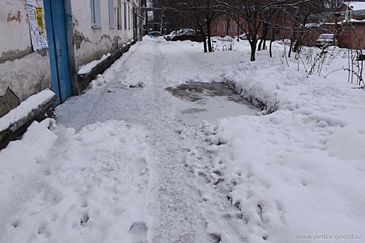 В Пензе проверили, как борются с гололедом в городских дворах