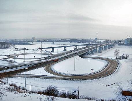 В российском городе машины примерзли к дороге из-за прорыва трубы