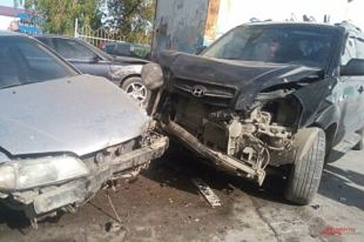 В Новосибирске в массовом ДТП столкнулись 5 автомобилей