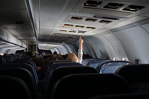 Бортпроводники назвали вещи, которые чаще всего воруют в самолете