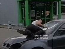Пьяный водитель протащил нижегородца на капоте после ДТП