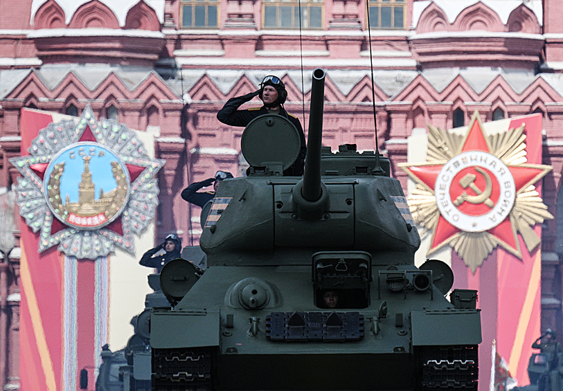 Танк Т-34-85 на Красной площади в Москве на военном параде, посвященном 80-летию Победы в Великой Отечественной войне