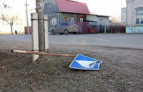 В Костромской области вандалы покусились на дорожные знаки