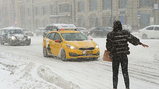 Агрегаторы такси подняли цены из-за снегопада в Москве в 3 раза