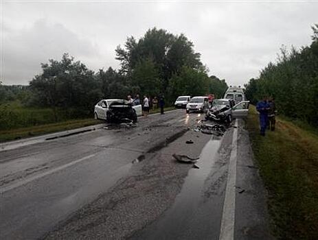 Спасатели Тольятти извлекли из разбитой машины водителя одной из столкнувшихся легковушек
