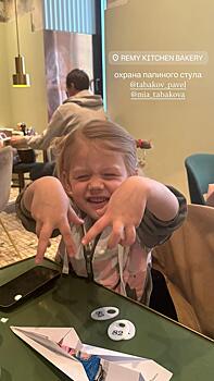 Расставшиеся Павел Табаков и Софья Синицына вместе сводили дочь в кафе