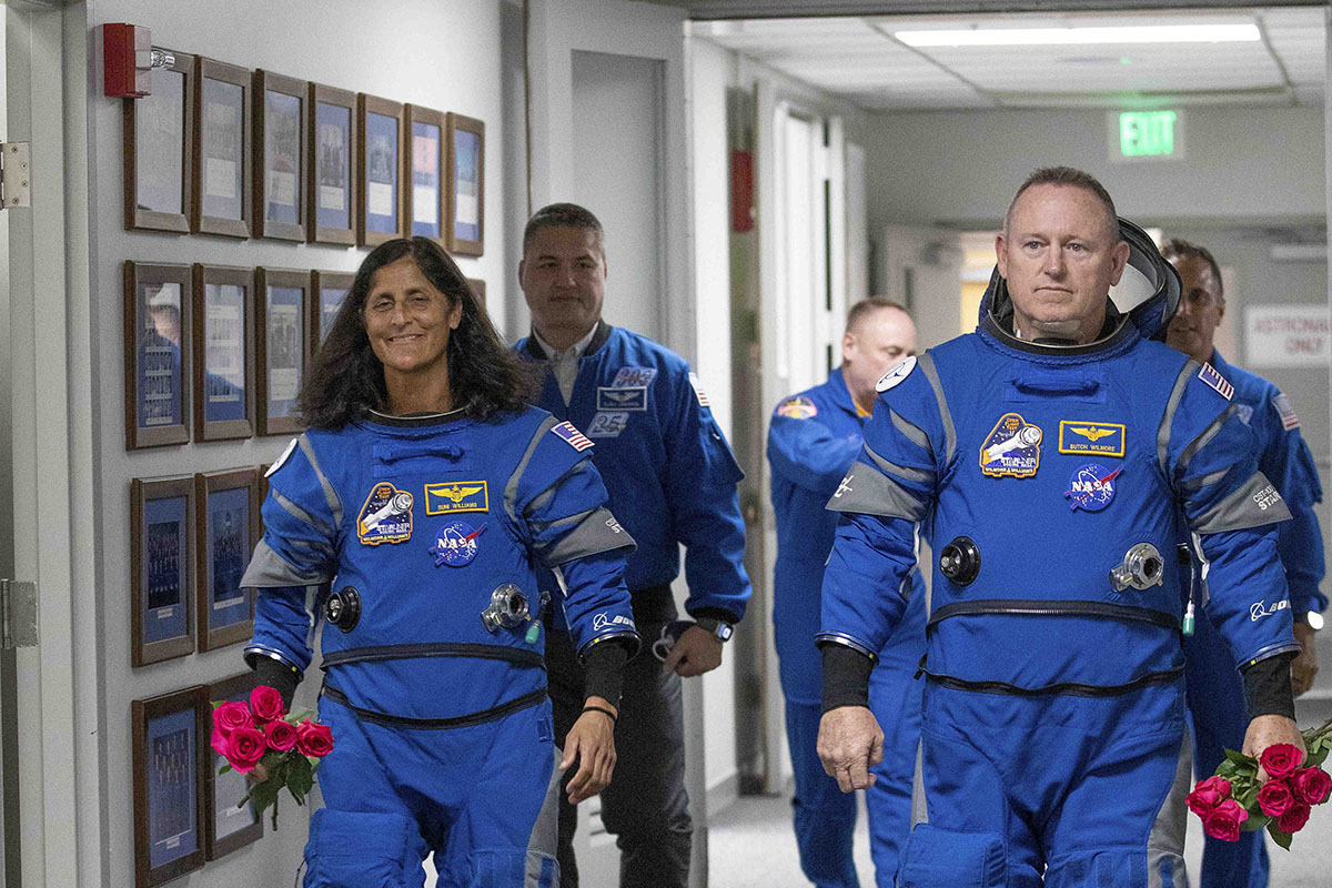 Застрявшим в космосе астронавтам НАСА посулили жестокую реабилитацию в случае возвращения