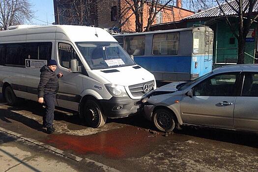 Два человека пострадали в ДТП в маршруткой и иномаркой в Краснодаре