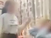 Российская школьница избила ногами и руками одноклассницу и попала на видео