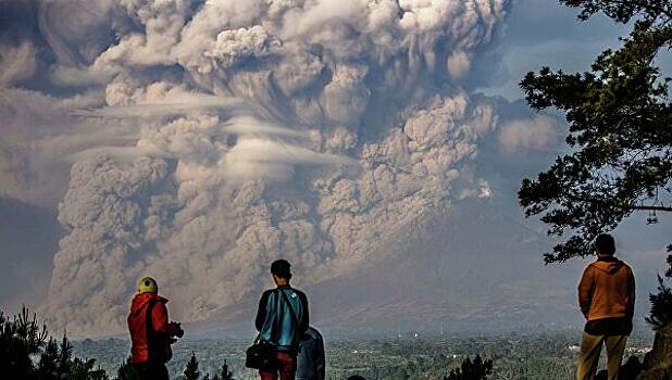 Вулкан на Суматре выбросил пепел на высоту 5 км
