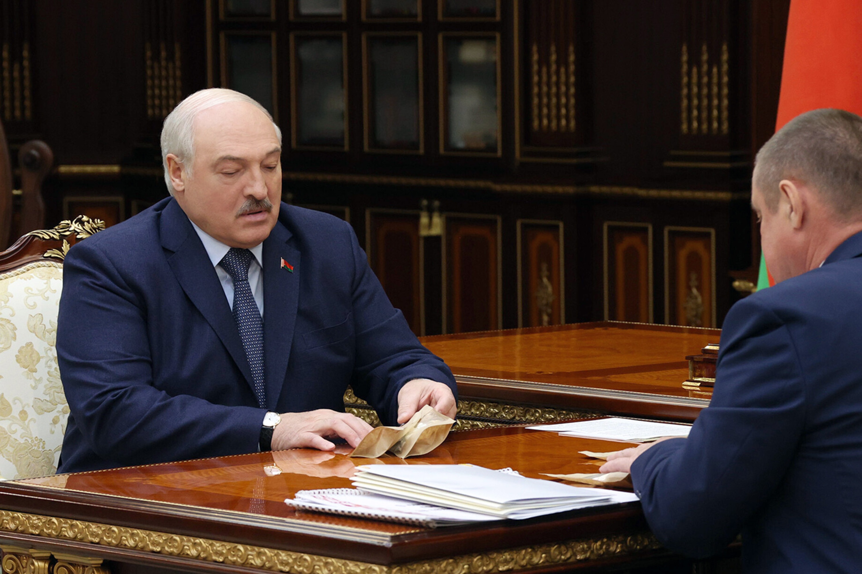 Лукашенко высоко оценил конфеты по китайскому рецепту