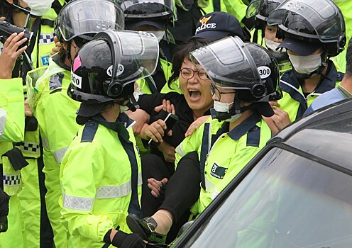 Студенты-радикалы попытались вломиться в офис президента Южной Кореи