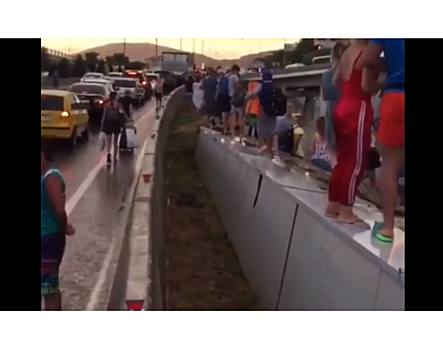 В Сочи из-за дождя и пробки у ЖД-вокзала многие пассажиры не попали на поезд. Видео