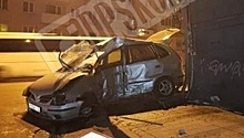 Во Владивостоке автомобилист протаранил здание