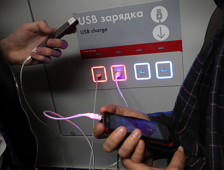 В вагонах «Москвы» есть USB-зарядки и розетки, их разместили около вагонных переходов