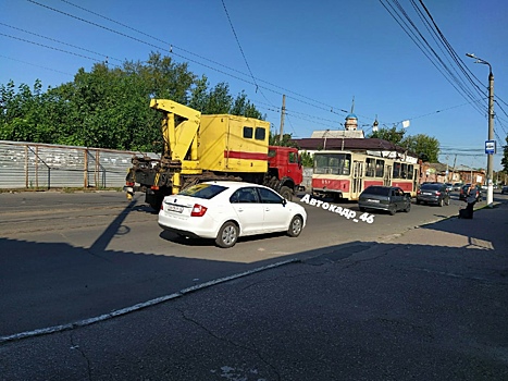 В Курске посреди дороги сломался трамвай