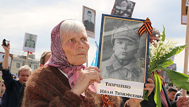 В Луганске около 20 тысяч человек прошли с "Бессмертным полком"