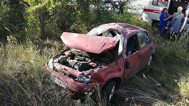 На трассе в Пугачевском районе в перевернувшейся «Калине» погибла женщина