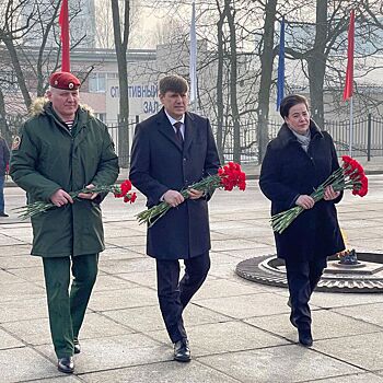 Андрей Кропоткин и Елена Дятлова возложили цветы к мемориалу 1200 воинам-гвардейцам