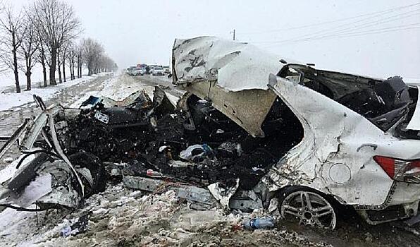 Под Краснодаром в аварии с КамАЗом погиб один человек четверо пострадали