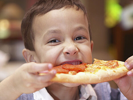 Взрослые хотят видеть в школьном меню супы и каши, дети мечтают о шашлыке, пельменях и пицце