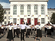 Десятки студентов в Бишкеке станцевали вальс в честь Дня Победы