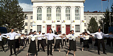 Десятки студентов в Бишкеке станцевали вальс в честь Дня Победы