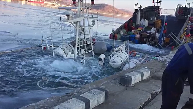Появилось видео, как в Приморье затонуло краболовное судно олигарха Глеба Франка