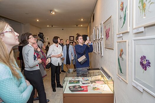 В рамках выставки «Первоцветы» гостей Дарвиновского музея научат рисовать растения в различных техниках