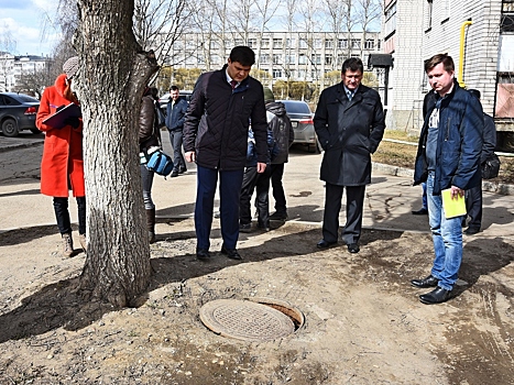 Представители Администрации города совершили выезд по благоустройству и лично проверили соблюдение порядка во дворах