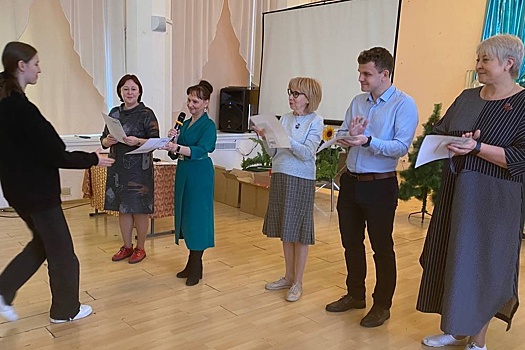 Учителям и ученикам трех школ Екатеринбурга вручили премии от депутата Зяблицева