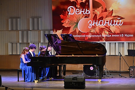 Новосибирских школьников и студентов с Днем знаний поздравил губернатор