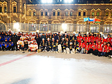 Спасатели из Беларуси, Казахстана и России сыграли в хоккей у стен Кремля в Москве