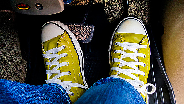 Почему в кроссовках не стоит садиться за руль?