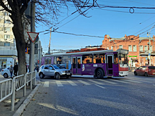 ДТП с участием иномарки и троллейбуса перекрыло половину перекрестка на Московской