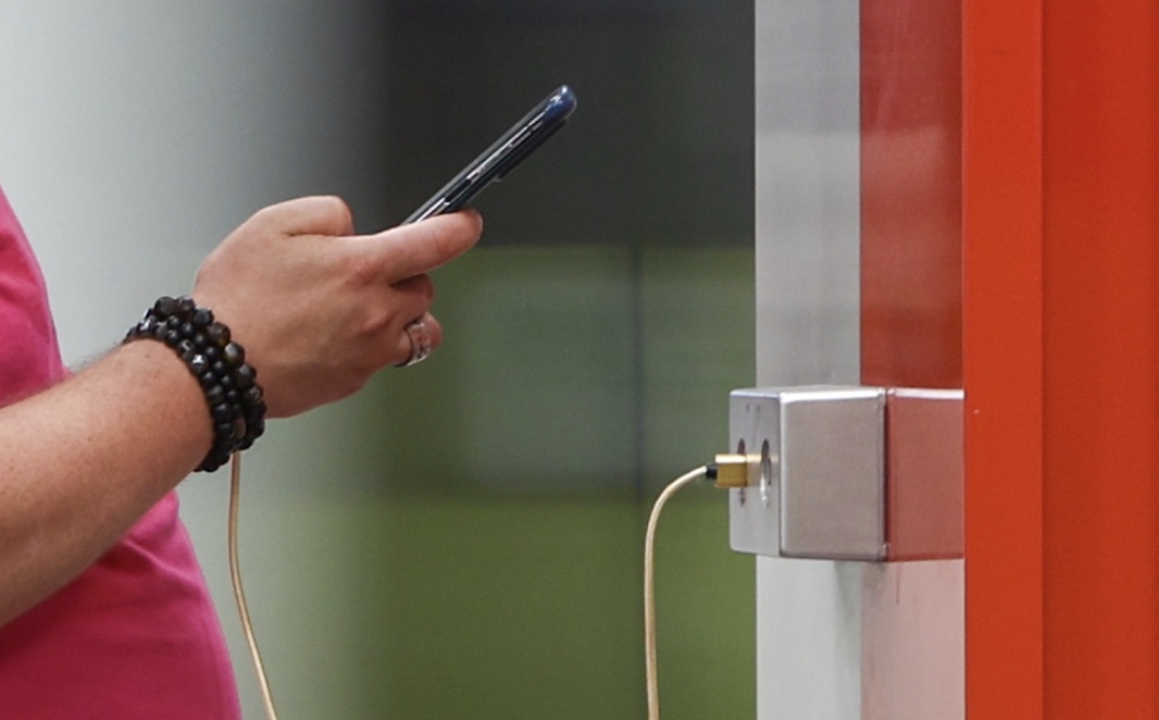 Специалист Елшин: нежелательно надолго оставлять смартфон на подзарядке