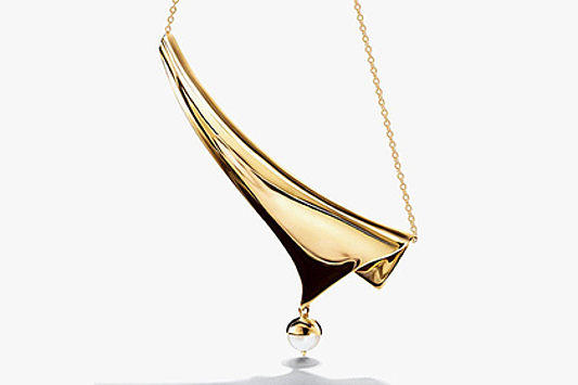 Tiffany & Co. сделала золотой чокер с лауреатом модной премии