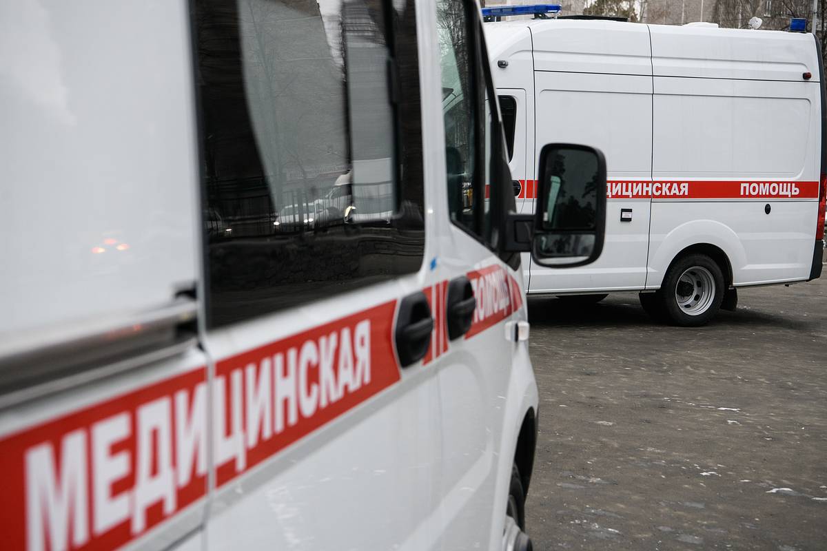 На петербурженку рухнула вывеска с торгового центра