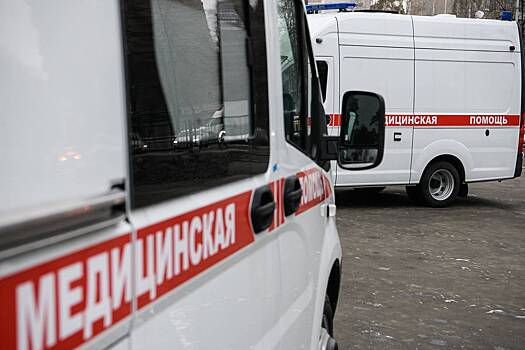 На петербурженку рухнула вывеска с торгового центра