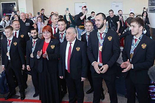В аэропорту Домодедово торжественно встретили мужскую сборную России по боксу