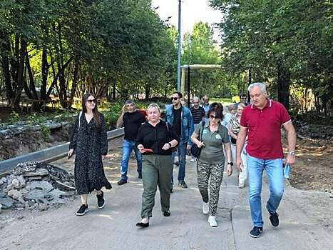 Депутат МГД Андрей Титов проверил ход работ по обустройству Каштановой аллеи
