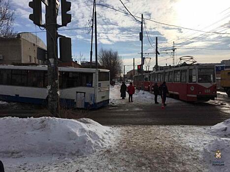В Омске автобус с пассажирами врезался в трамвай