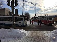 В Омске автобус с пассажирами врезался в трамвай