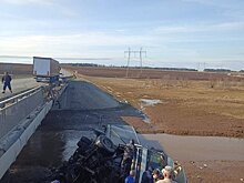 В Алнашском районе грузовик упал с моста в реку