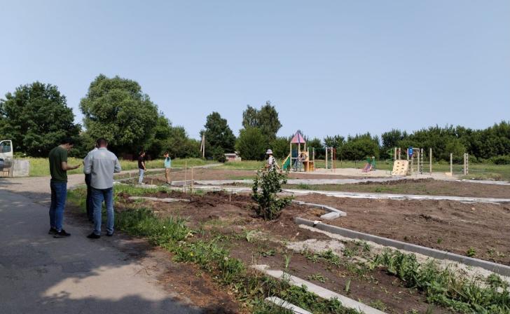 В Курске благоустраивают сквер на улице Сливовой