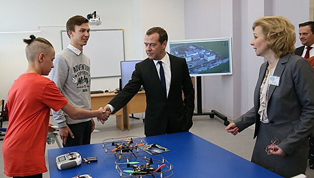 Медведеву показали лабораторию робототехники